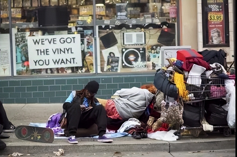 12年前哈佛毕业生为买房,厕纸反复用,棉袜穿成*袜丝**,买了几套房？