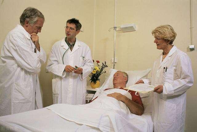 男子酒后说胳膊疼，检查心电图并无异常，心内科主任：快抢救