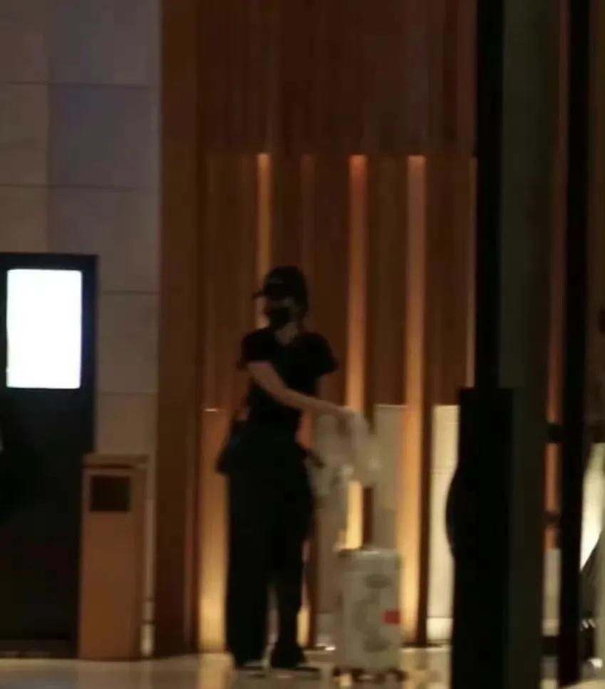 杨幂和父母去看糯米,杨幂回香港看望女儿小糯米