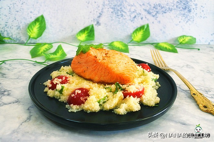 烤三文鱼加酸奶,香草烤三文鱼沙拉做法