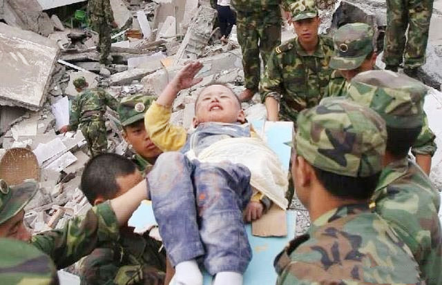 汶川地震中的3岁敬礼男孩郎铮,汶川地震被救的郎铮在干什么