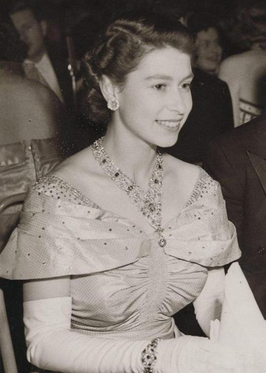 她是日本最美公主，眼睛像极了纪子妃，比下嫁凤凰男的姐姐精明