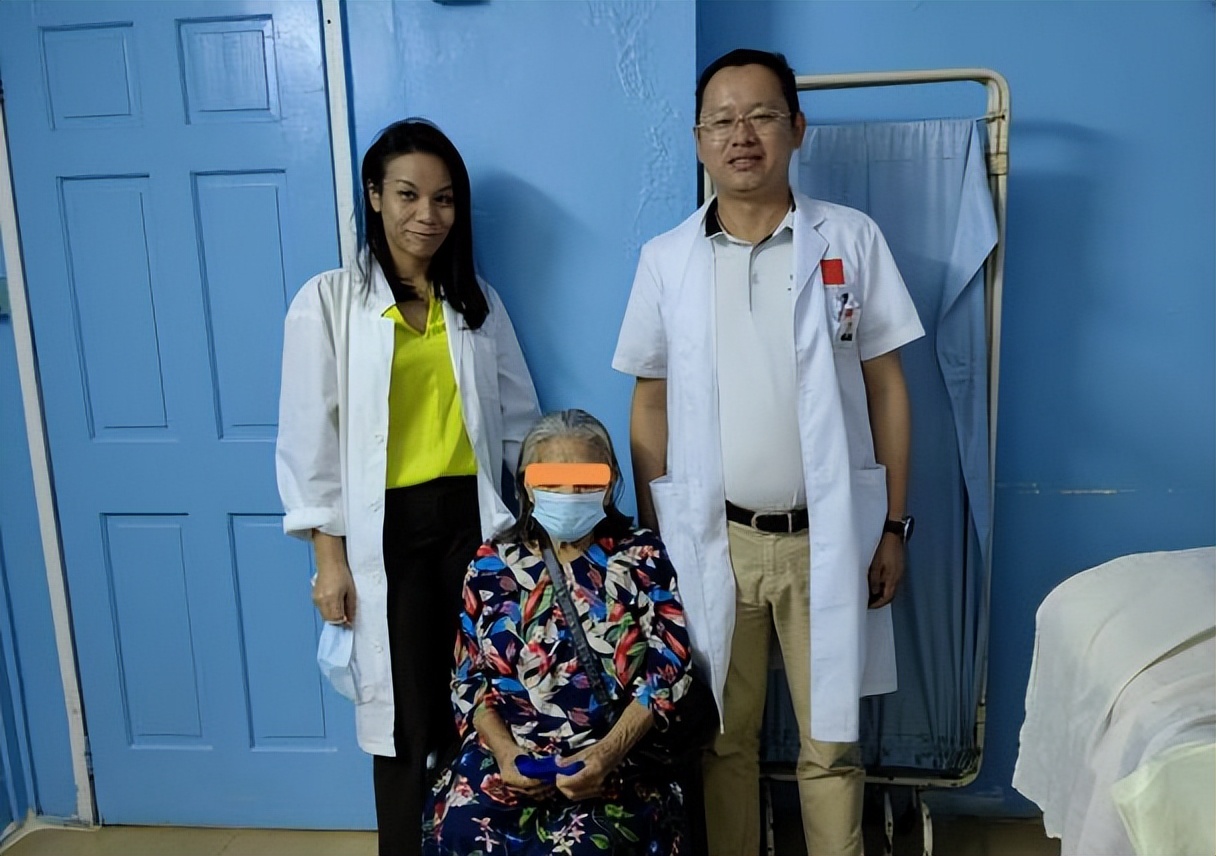 南京市鼓楼医院援圭亚那医生单孔腹腔镜下成功摘除老年巨大卵巢囊肿