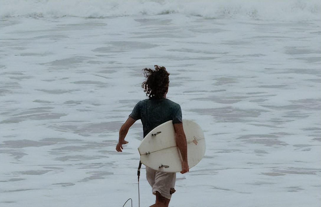 朋友突然冷落你因为背后有狗,对一个女人太好然后突然冷落她