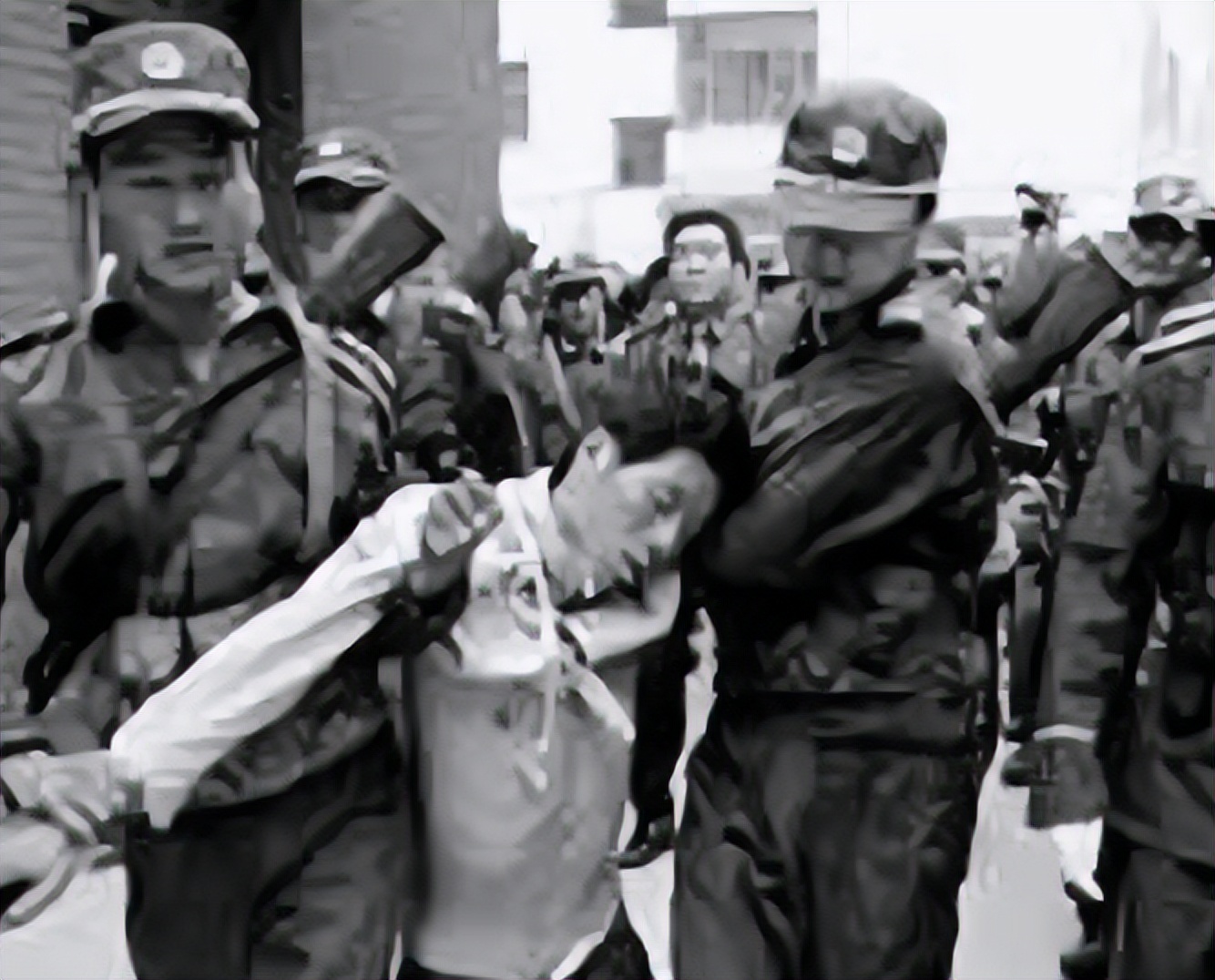 1999年，陕西男子*暴强**女邻居坐牢4年，出狱后杀女邻居一家8口！