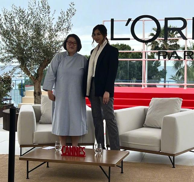 洪晃晒和龚俊闭眼合照被粉丝围攻,洪晃朱一龙龚俊