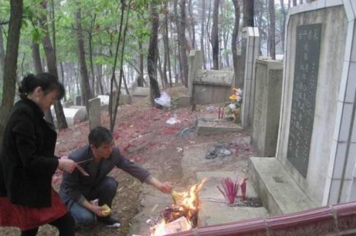 坟上有洞晚辈受穷,坟上有洞子孙穷