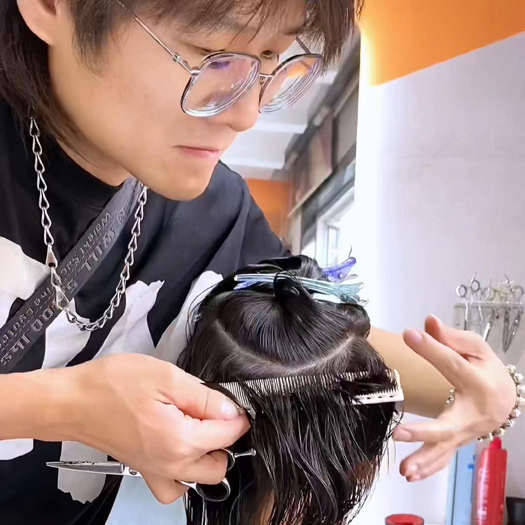 潮跟土到极致的发型,一款简单而又成熟婉约的发型