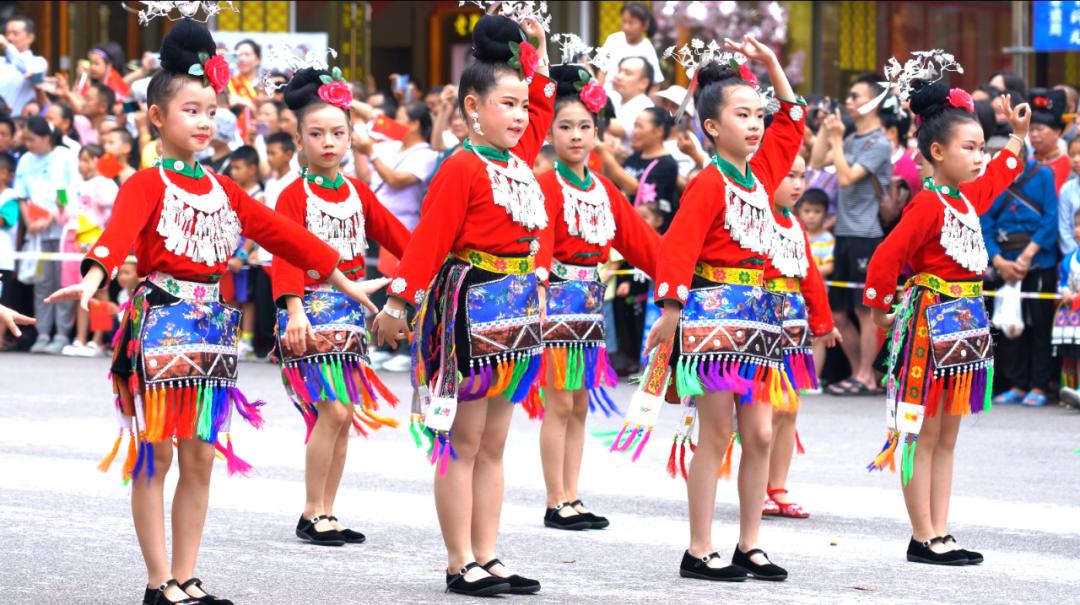 超震撼走秀场面,村超民族走秀完整版
