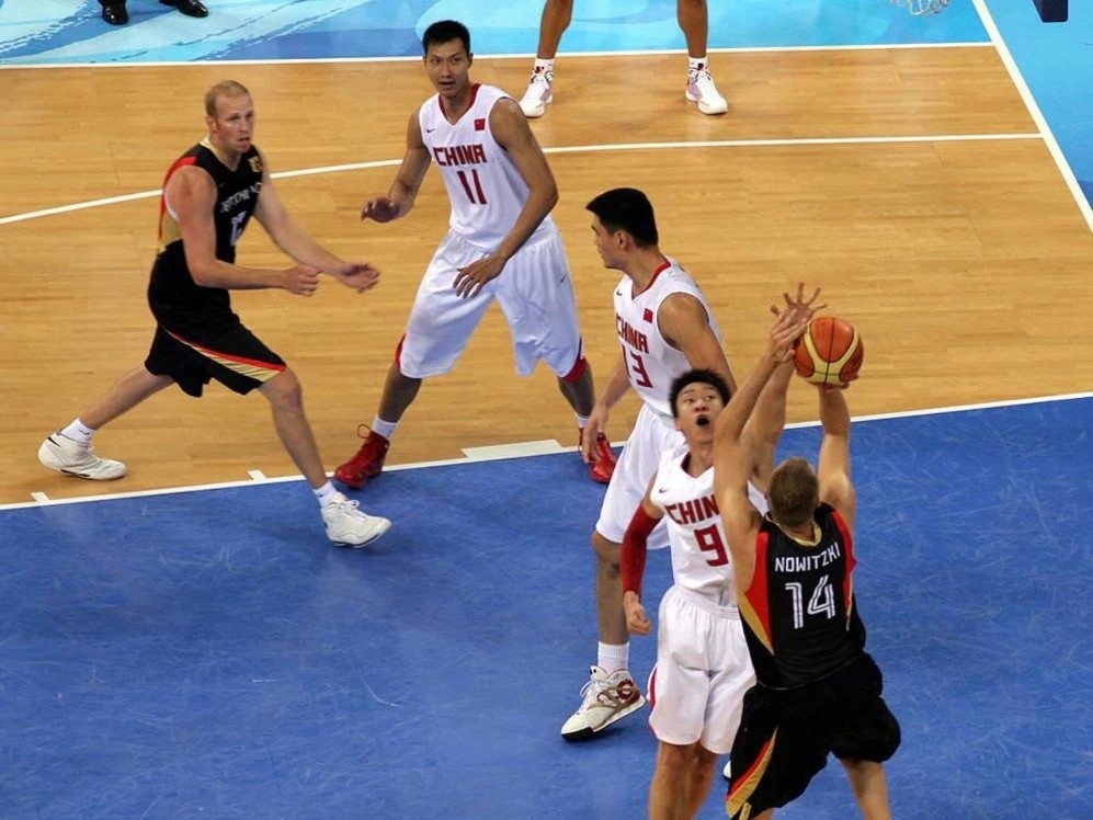 战胜巴西西班牙挺进四强,姚明带队的中国男篮