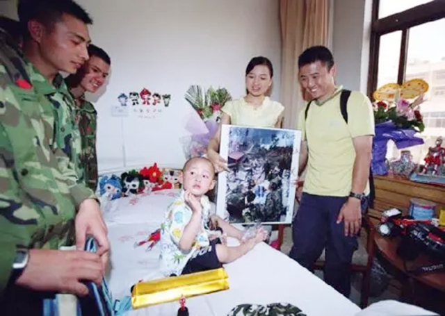 汶川地震中的3岁敬礼男孩郎铮,汶川地震被救的郎铮在干什么