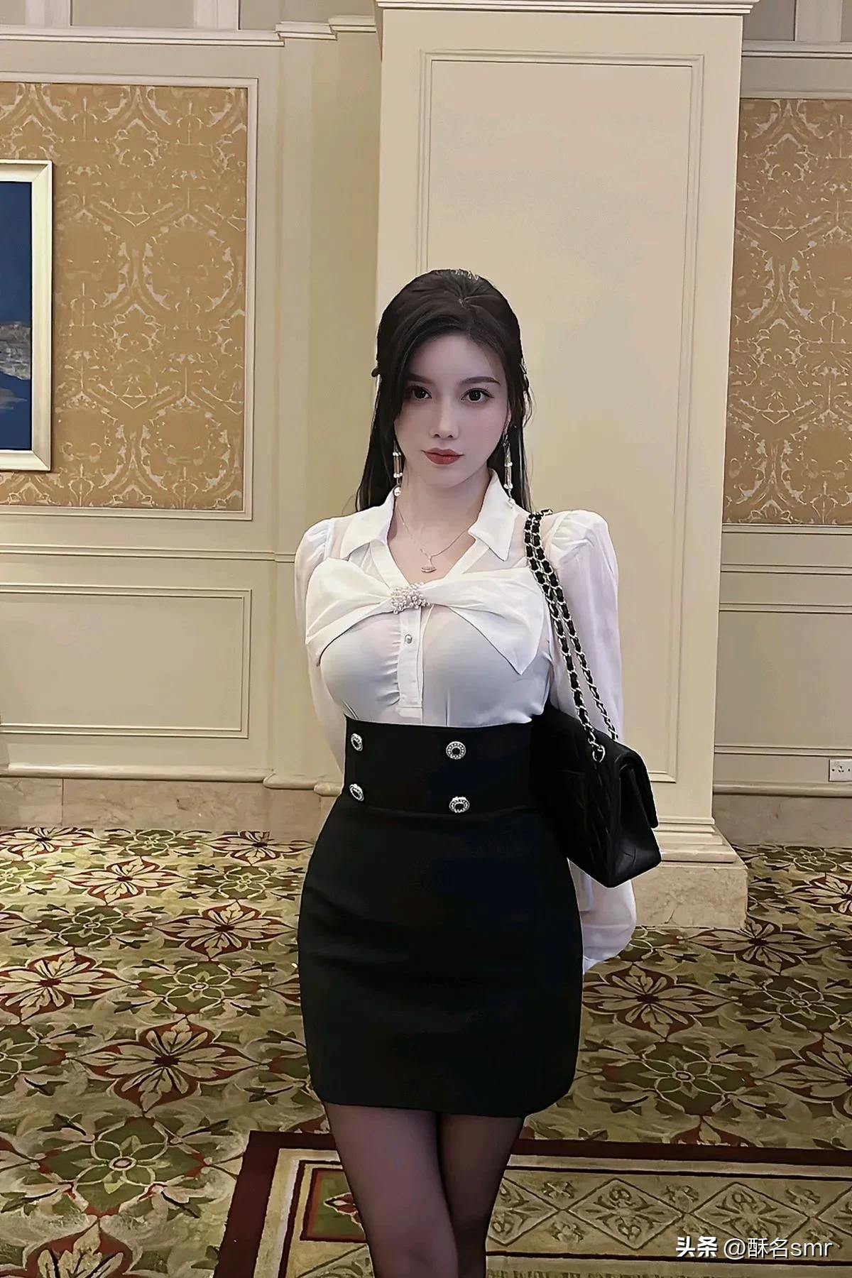 白衬衫和黑色吊带长裙怎么穿搭,时尚又不失典雅风格的女生穿搭