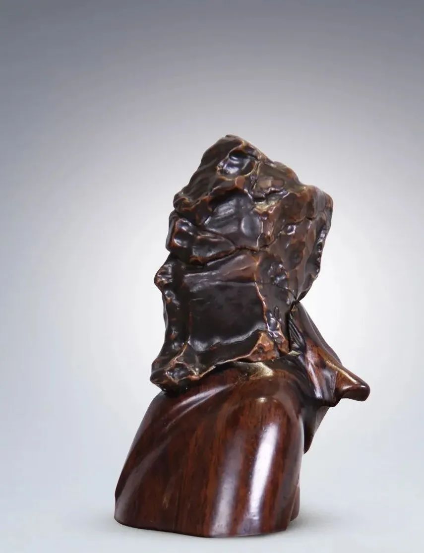 爱好者痴迷奇石,对奇石痴迷的人