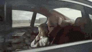 姑娘下次自拍的时候整理一下房间吧，你的秘密都被大家发现啦