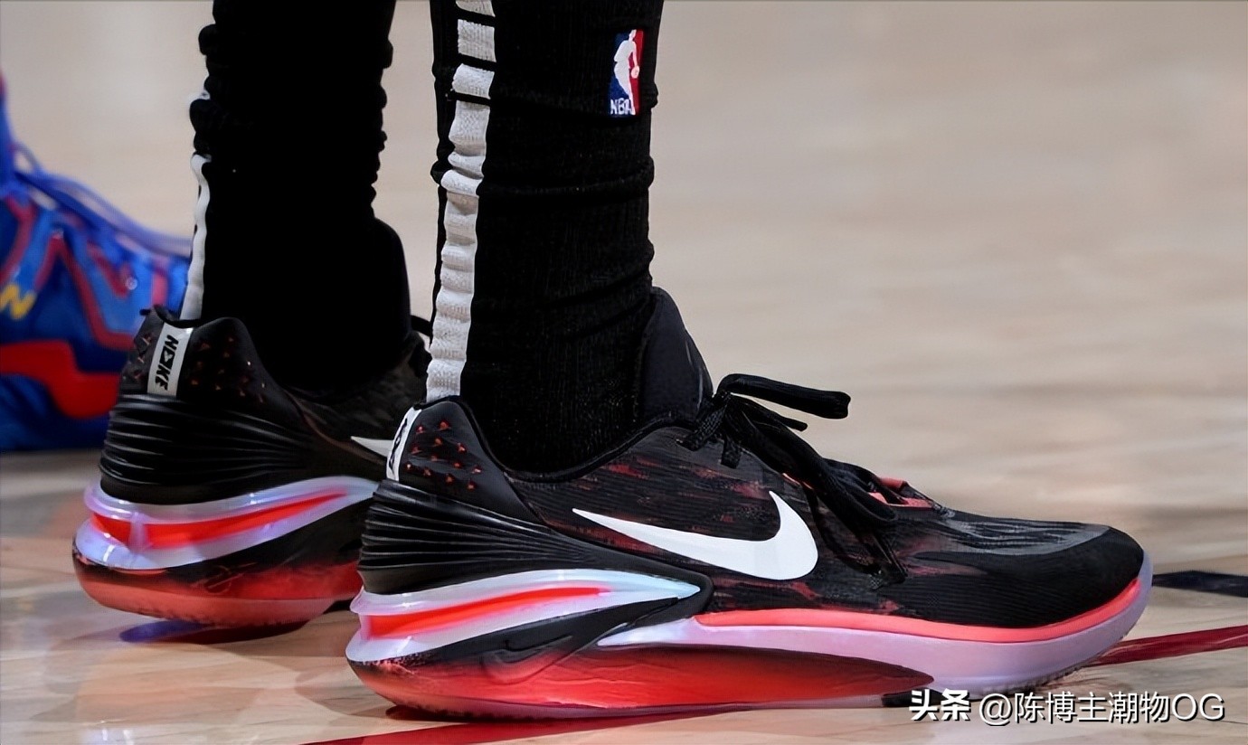 球星上脚篮球鞋欧文,欧文上脚kyrielow2