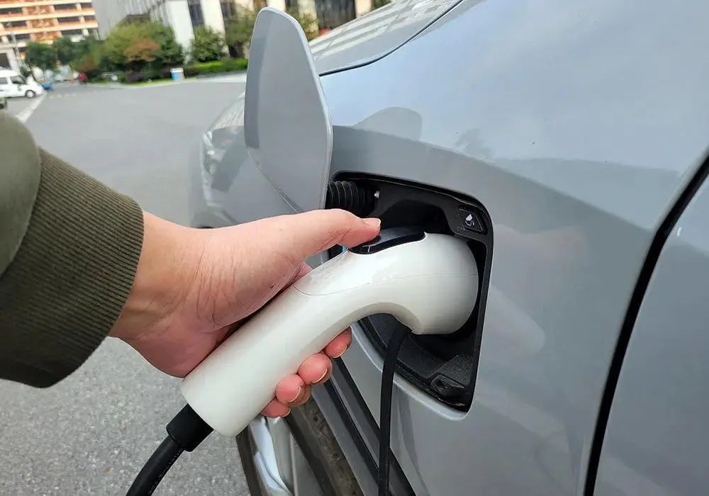 家用充电桩充电时应该如何操作,汽车充电桩充电应注意哪些事项