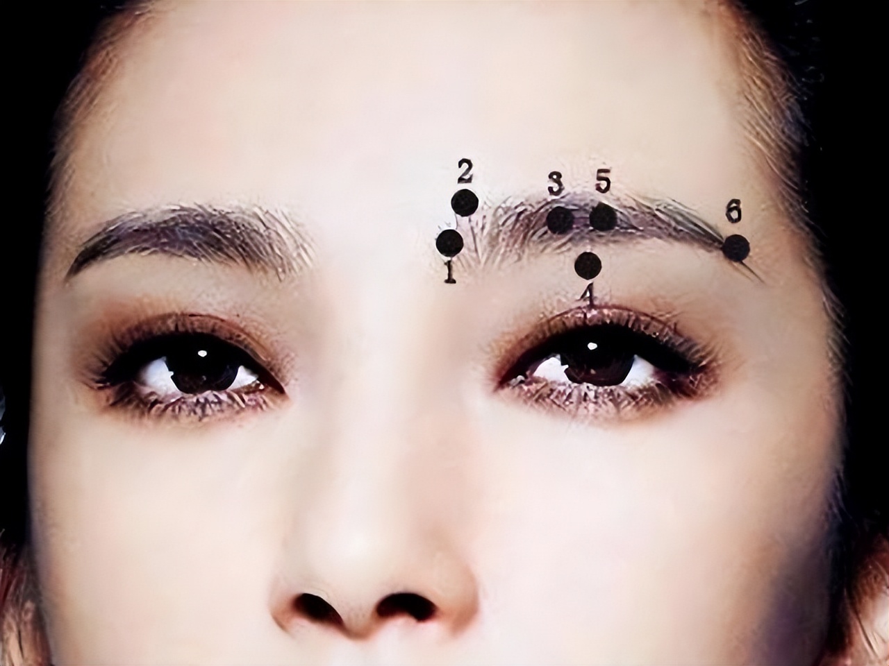 点痣不小心把痂弄掉会留坑吗,点痣的时候要不要把它扎烂