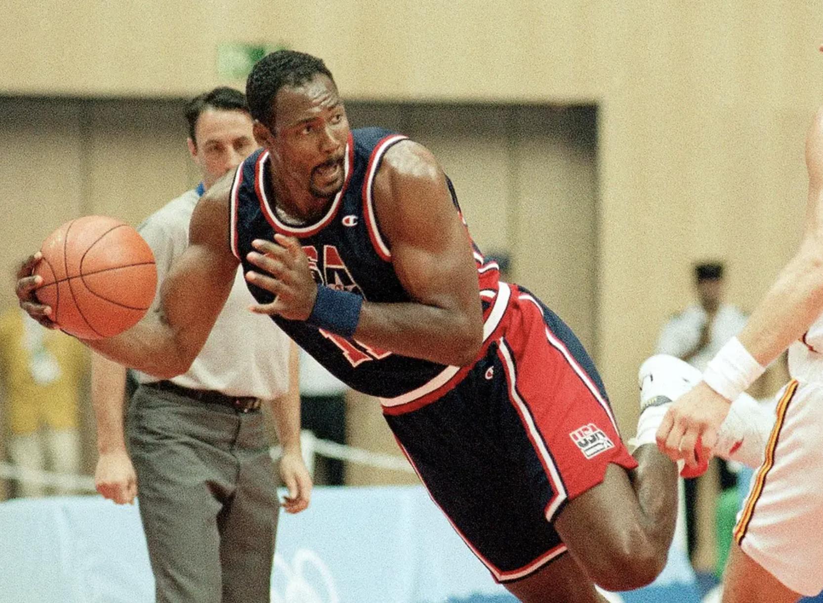 卡尔马龙拍卖球衣,卡尔马龙历年战靴