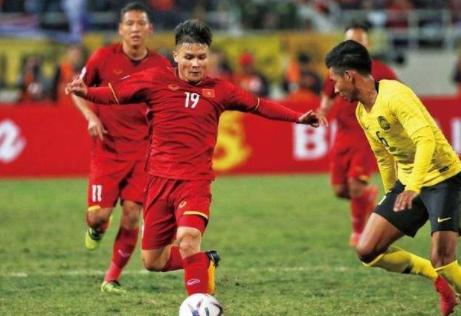 大佬被捕+足球队解散！国足面临全面彻查，球迷：这2位球员该查