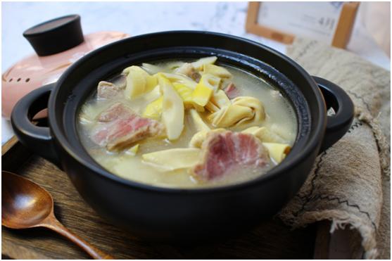 杭州一家人聚餐喝50年茅台,北京一家人吃饭喝酒视频