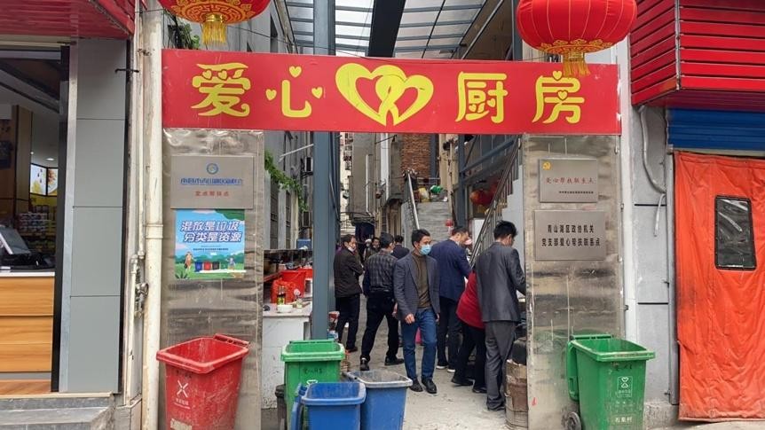 他们是癌症病人家属，每天去“1元厨房”做饭，称：那里从不打烊