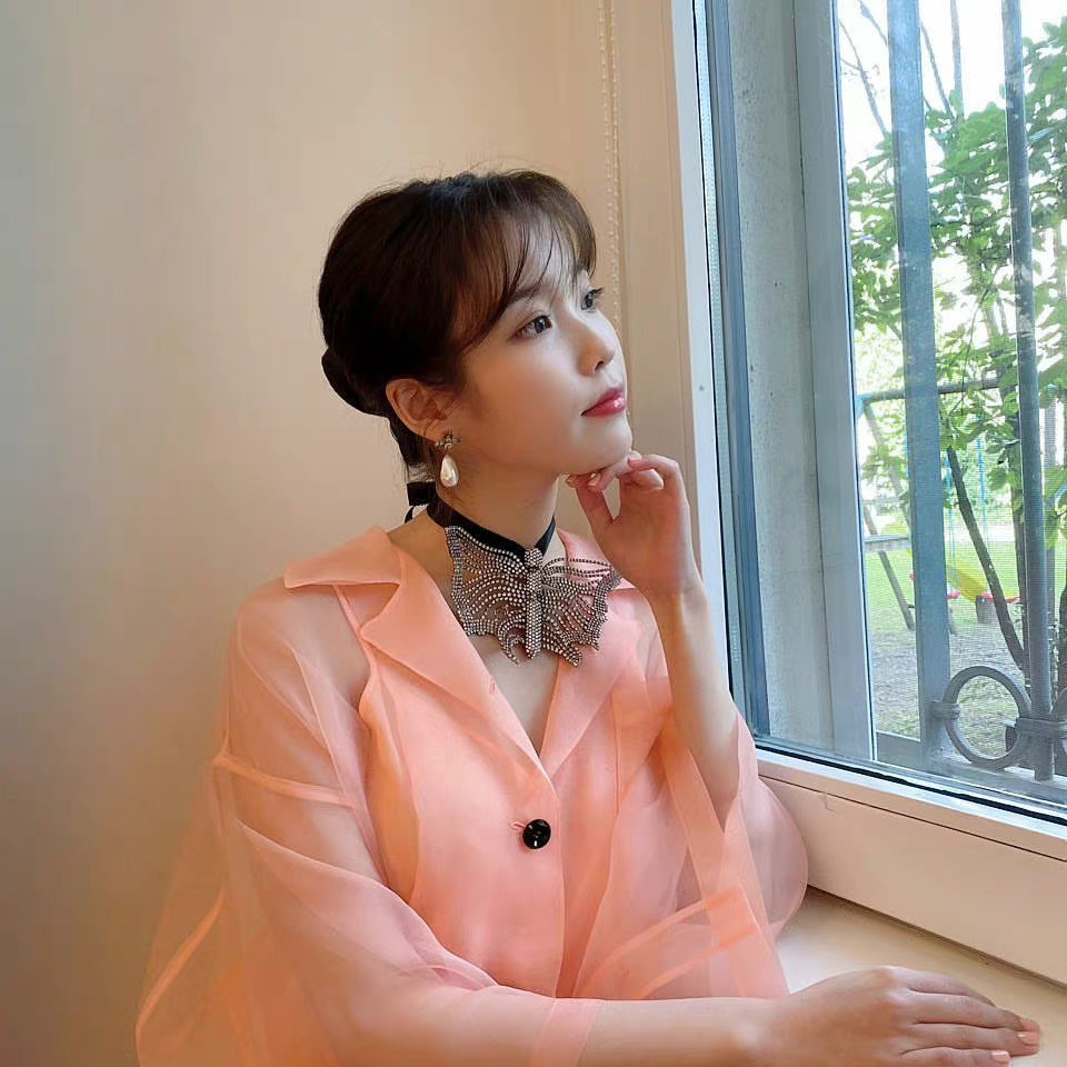 韩国男演员蔡东贤，在剧中被IU扇耳光，他结婚时，IU跑去唱了祝歌