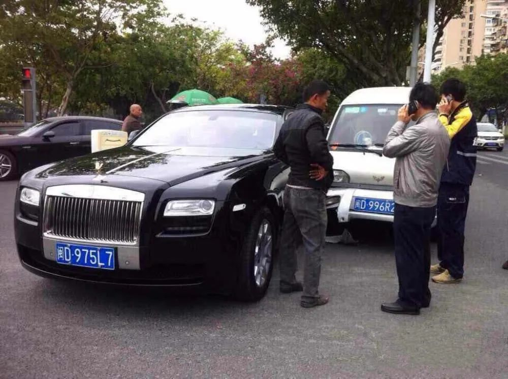 开车撞到豪车自己全责怎么赔,如果不小心碰了豪车赔不起怎么办