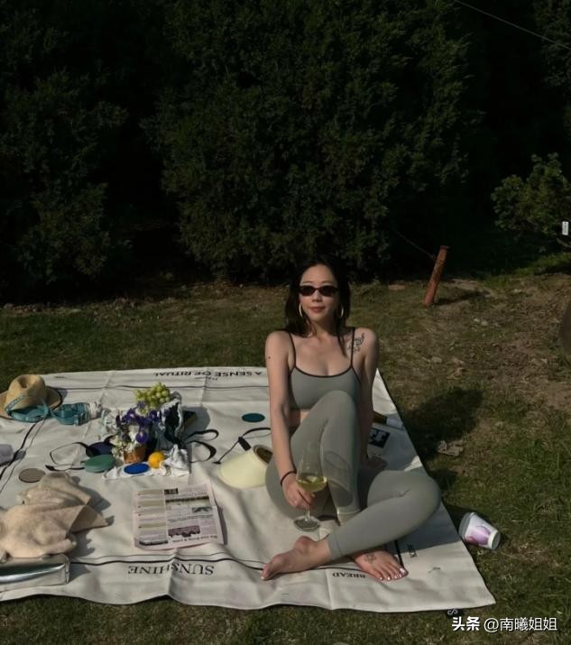 今年最流行的瑜伽服短袖上衣,瑜伽服上衣时尚最新款短袖