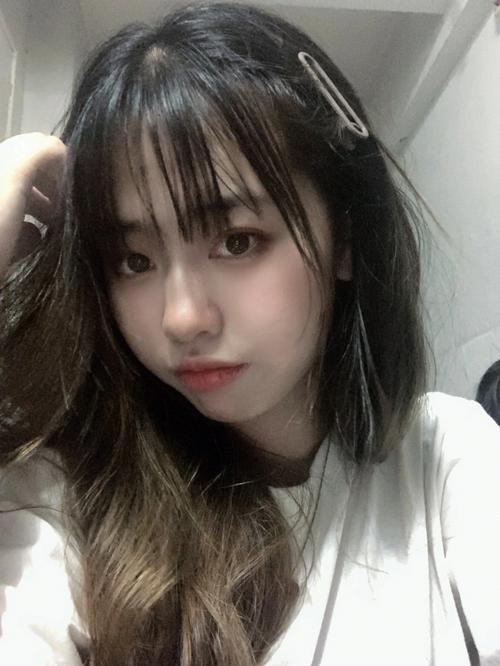 18岁女大学生为维持高额开销不惜出*身卖**体，男友曝光女孩不知羞耻