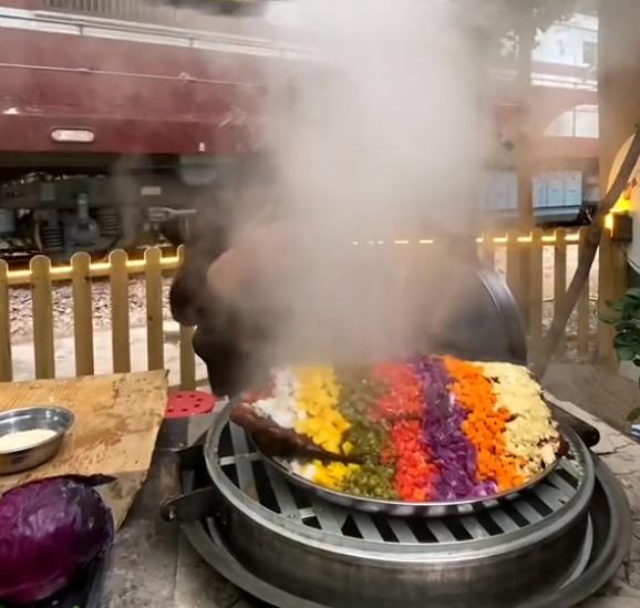 郑州李先生：全网最豪横的吃货，用茅台当料酒，五菱神车拉保险箱