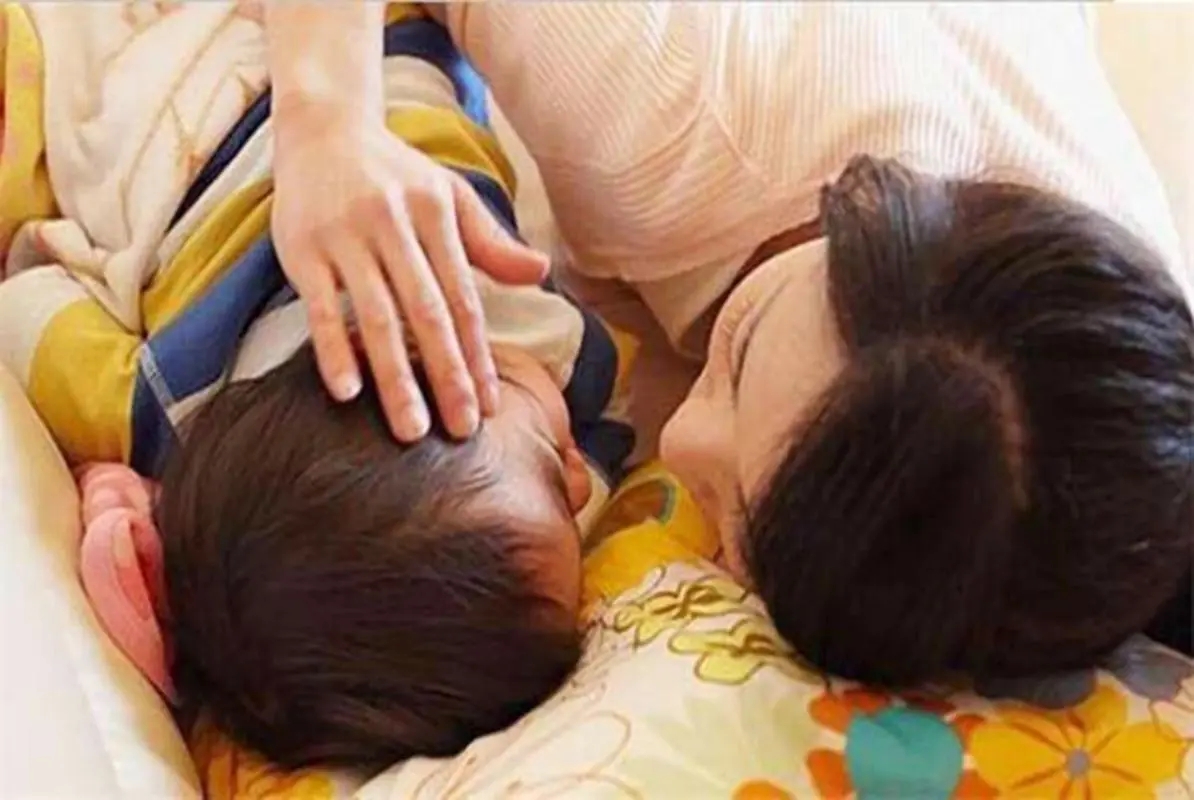 娃睡不安稳怎么办,如何高效哄娃睡觉