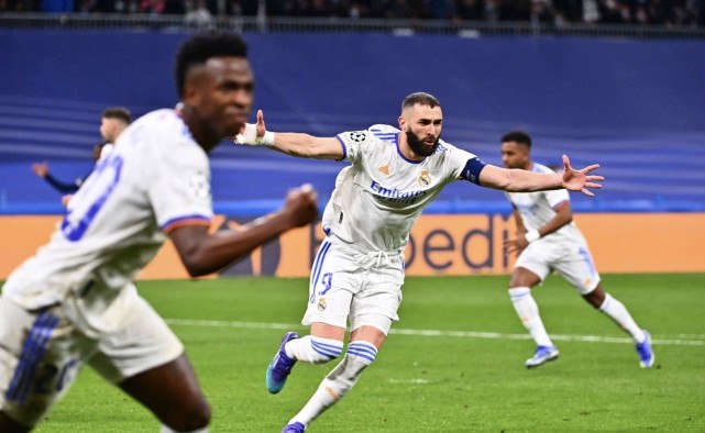 超级巨星本泽马,本泽马戴帽逆转巴黎