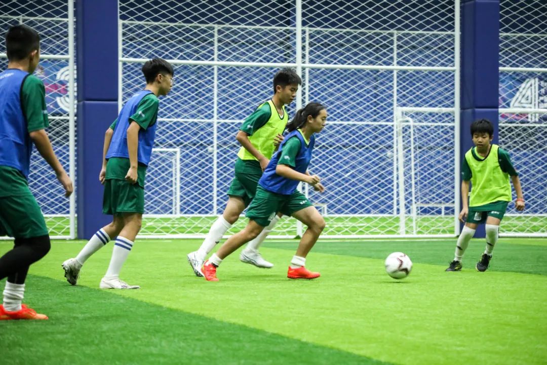 一万颗足球与一万种未来