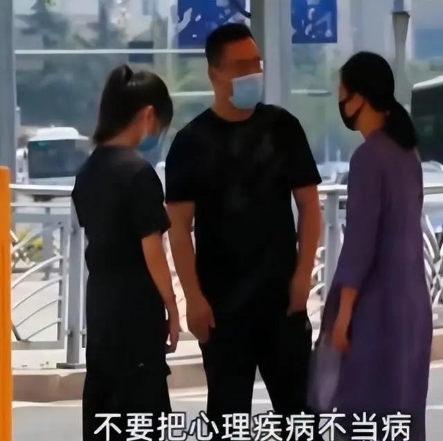 到底打了谁的脸？抑郁症少女被母亲当街怒骂：不愁吃喝你装什么装