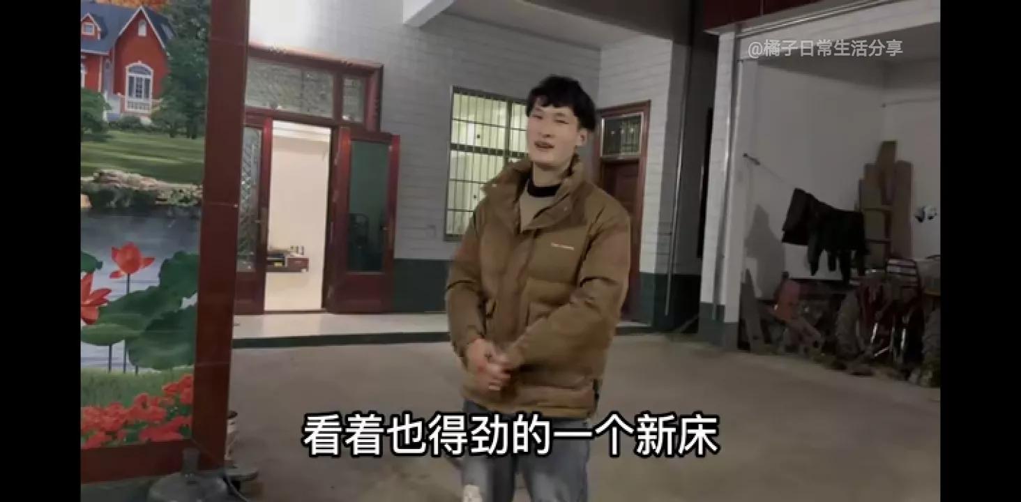 小贤半夜被橘子叫醒,小贤突然约橘子去他家吃饭