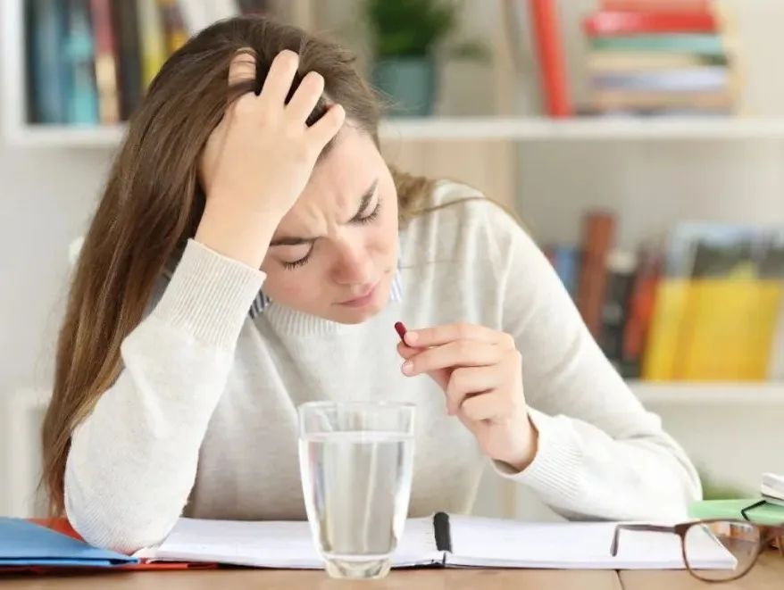 坐在石墩上缓解痛经的姿势,为啥女生夏天坐石墩子会缓解痛经