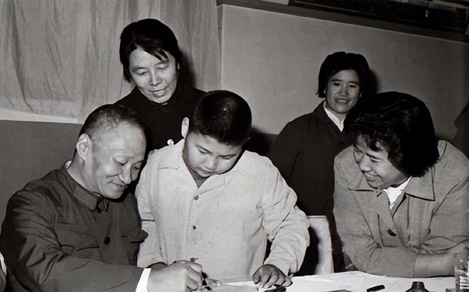 毛*东泽**劝毛岸青主动追求邵华，婚后，毛*东泽**给邵华写信：多读上邪