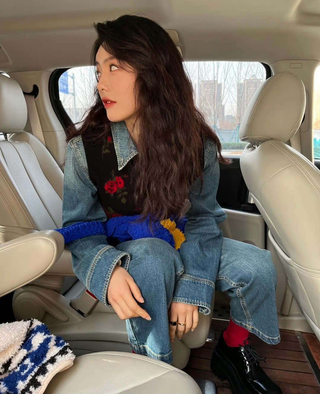 蔡文静复古衣服,蔡文静红格子外套