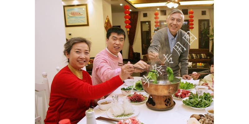 你以后再打我，这只鸡就是你的下场，狠妇一招制服了家暴老公