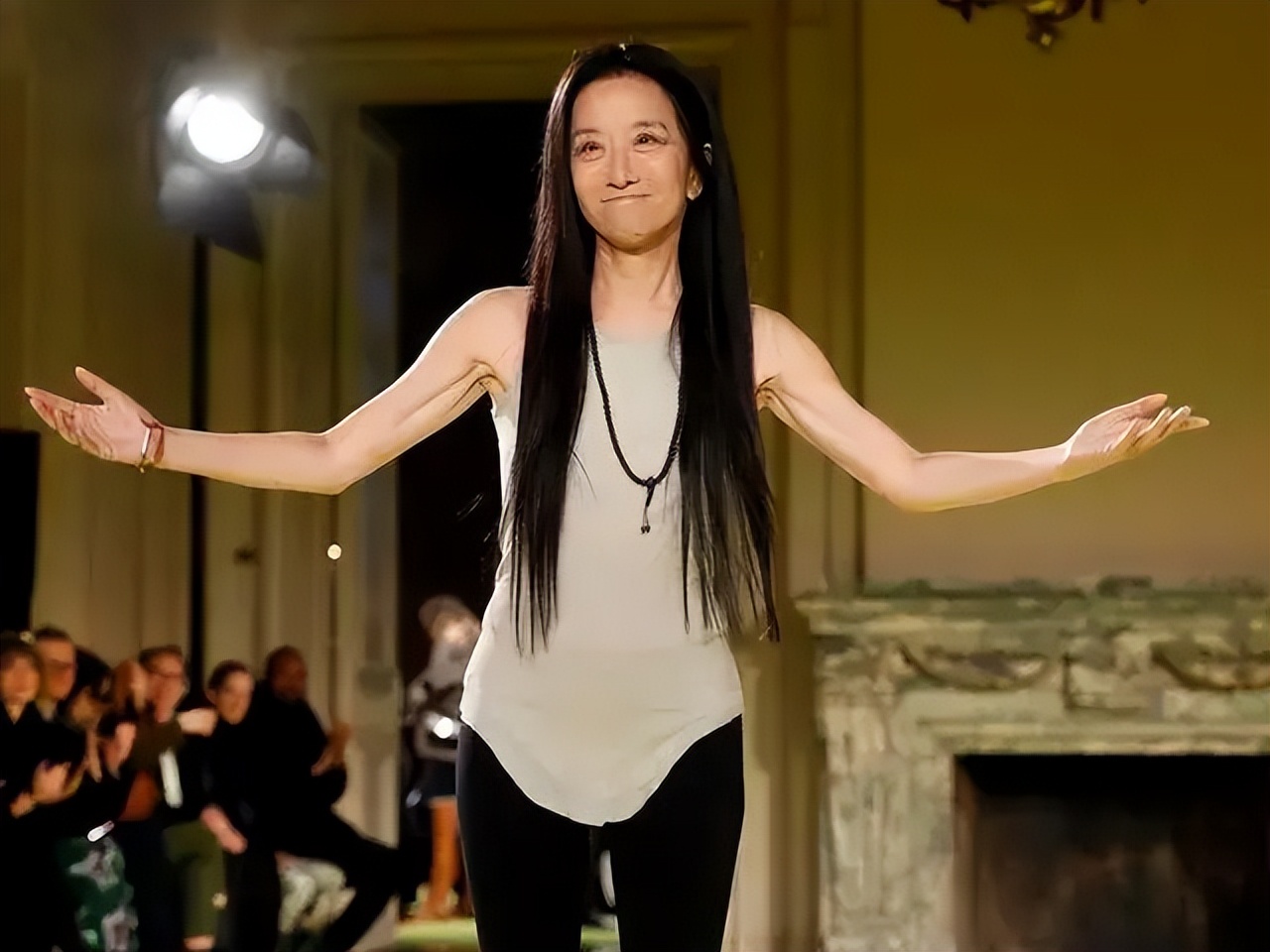 “时尚魔女”王薇薇：63岁离婚，与27岁小鲜肉热恋，她活成了女王