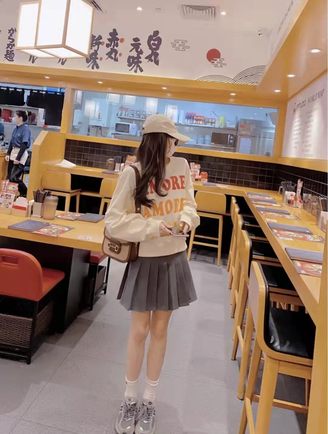 灰色和深咖色百褶短裙搭什么上衣,灰色百褶裙搭配什么上衣高级