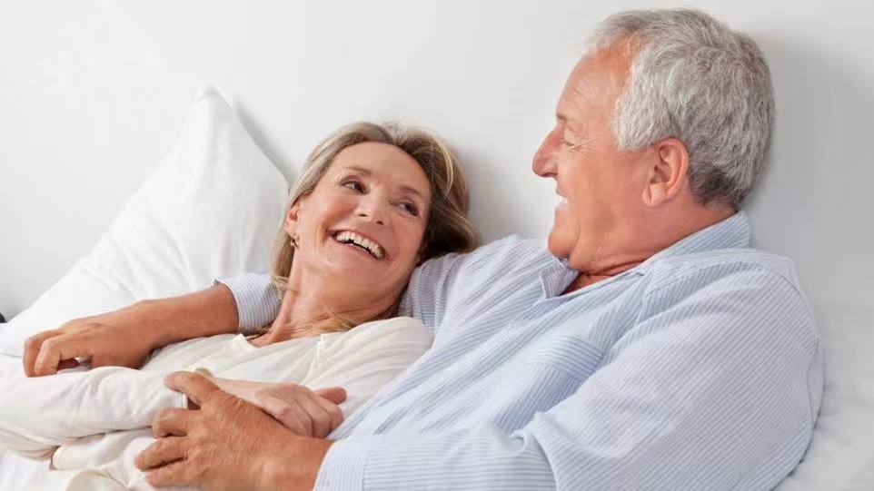 中老年夫妻应怎样生活,人到中年还需要友情吗