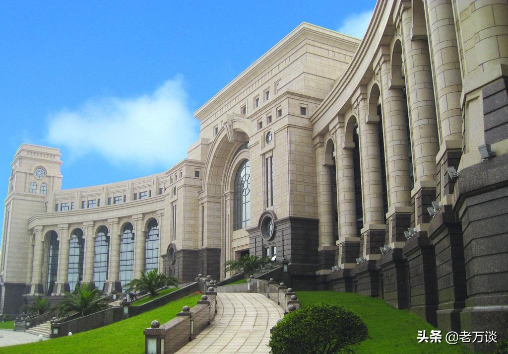 报考复旦大学法律硕士,既要有才,还要有财