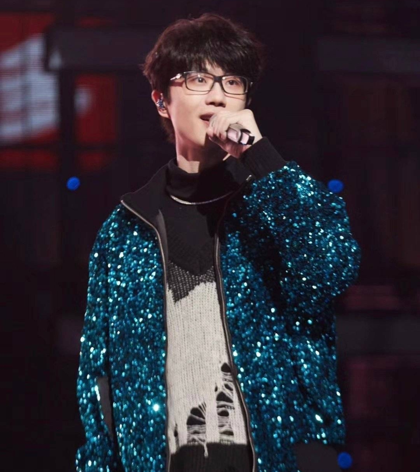 许嵩被曝人设崩塌聊天记录,许嵩疑回应睡粉传闻