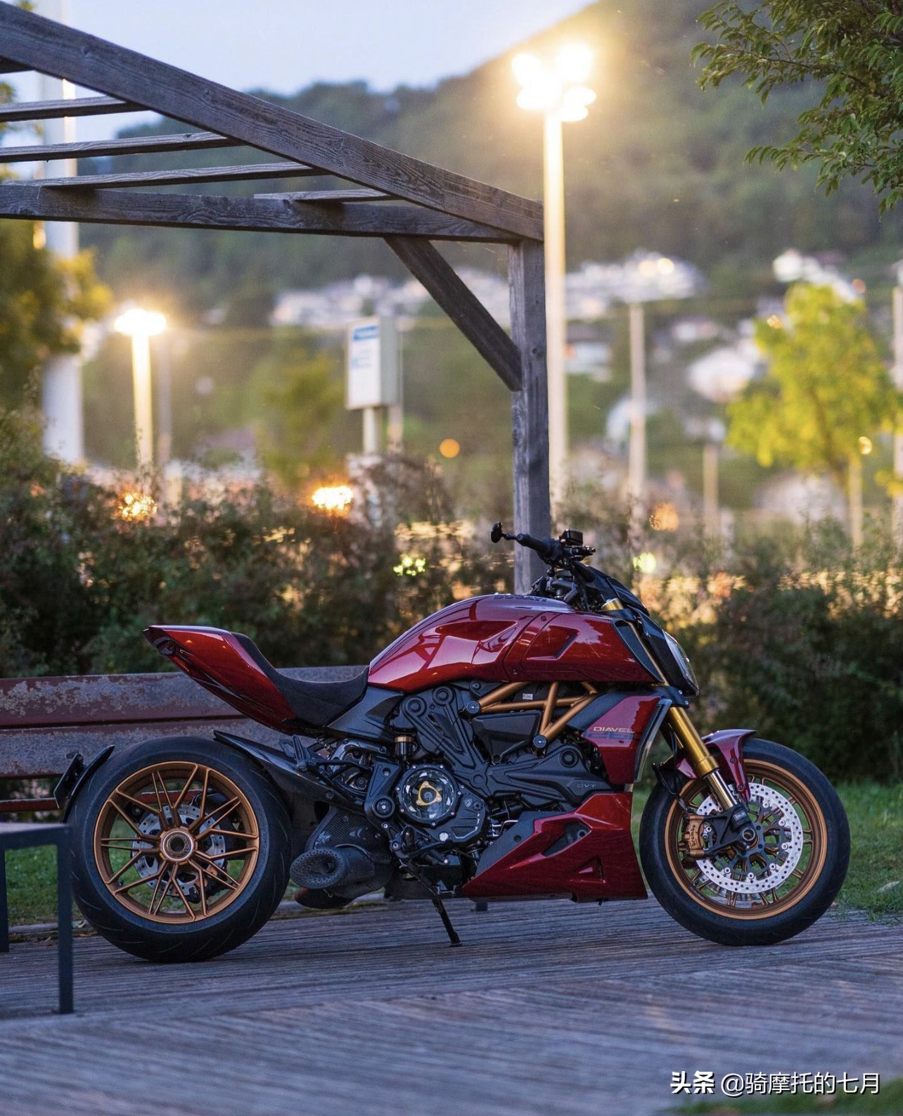 冬天骑杜卡迪是一种什么样的体验,路上偶遇杜卡迪红色大魔鬼