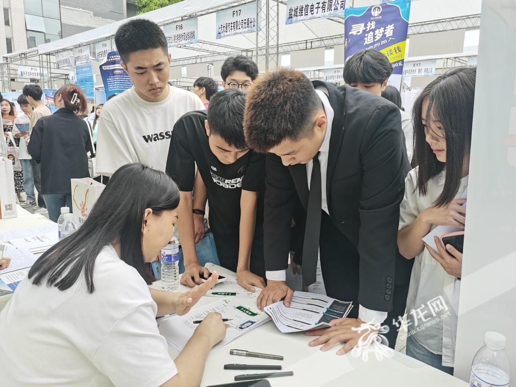 重庆面向2024年高校应届毕业生,51家企业向高职学院抛出橄榄枝