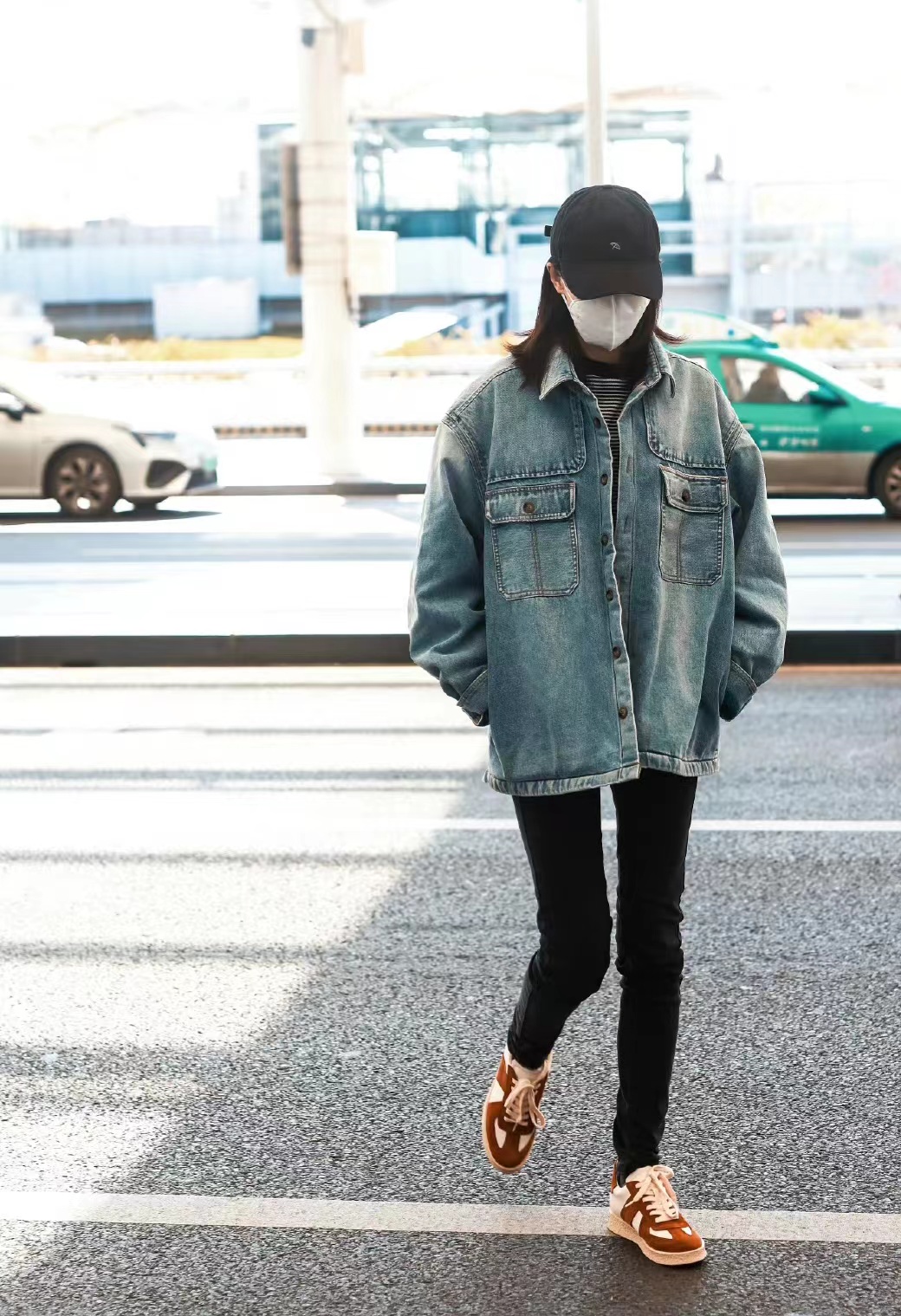 张小斐机场穿搭饼干鞋,张小斐的牛仔马甲配牛仔短裤