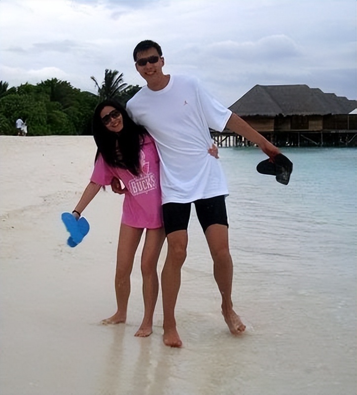 易建联老婆荆灵个人简介,易建联和荆灵爱情故事