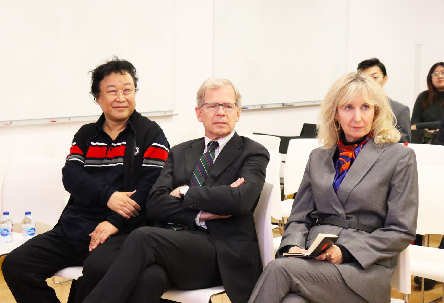 中国与瑞士谈判引进高炮，工程师看出文件漏洞，为国家节省一个亿