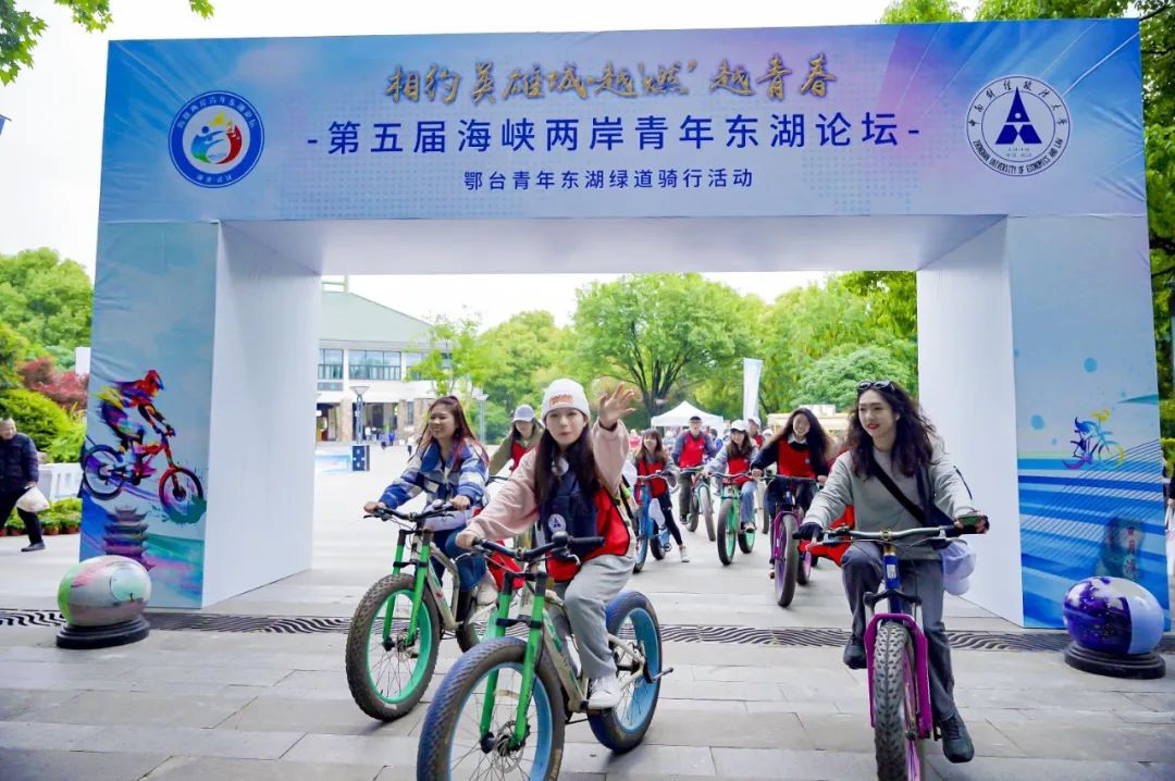 台湾运动员获奖举五星红旗,台湾选手领奖举五星红旗